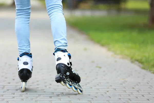 Mulher patinagem na rua da cidade, close-up de pernas — Fotografia de Stock