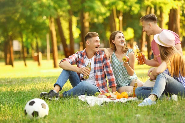 Jonge mensen genieten van picknick in Park op zomerdag — Stockfoto