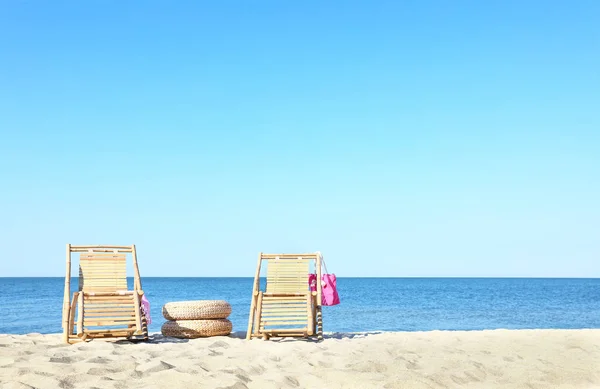 砂浜の空の木製サンベッドとビーチアクセサリー — ストック写真