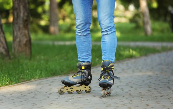 Hombre patinaje sobre ruedas en el parque de verano, primer plano de las piernas —  Fotos de Stock