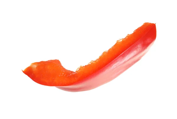 Skiva av mogen röd paprika på vit bakgrund — Stockfoto