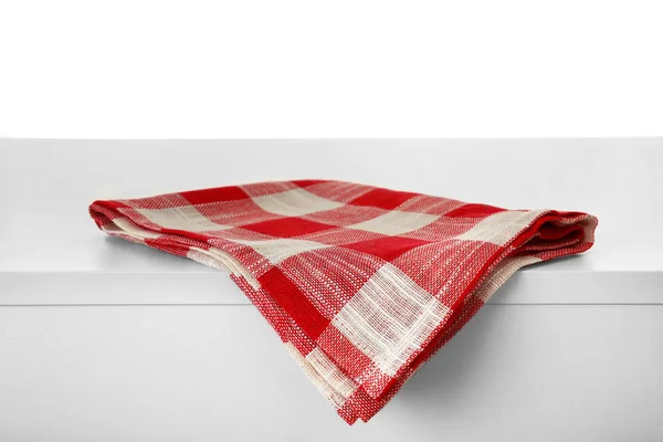 Składany Ręcznik kuchenny na jasnym stole na białym tle — Zdjęcie stockowe
