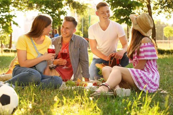 Jonge mensen genieten van picknick in Park op zomerdag — Stockfoto