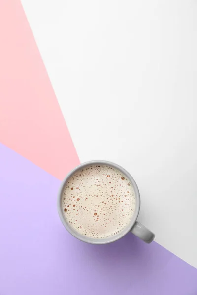 Xícara de café no fundo de cor, vista superior. Espaço para texto — Fotografia de Stock