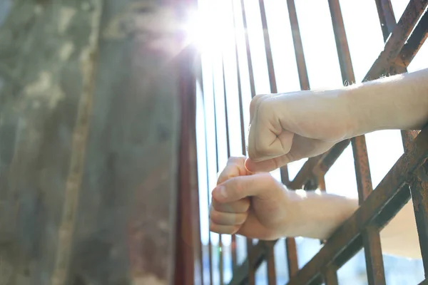 Homem detido na prisão ao ar livre, espaço para SMS. Direito penal — Fotografia de Stock