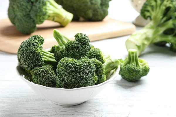Teller mit frischem grünem Brokkoli auf weißem Holztisch, Nahaufnahme. Raum für Text — Stockfoto