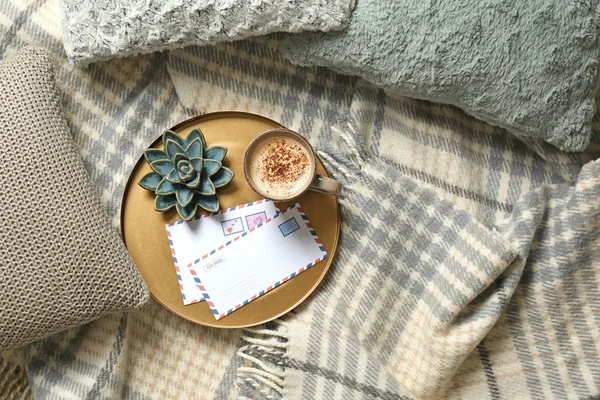 베개, 격자 무늬, 커피 한 잔과 침대에 편지 트레이, 평면 평신도 — 스톡 사진