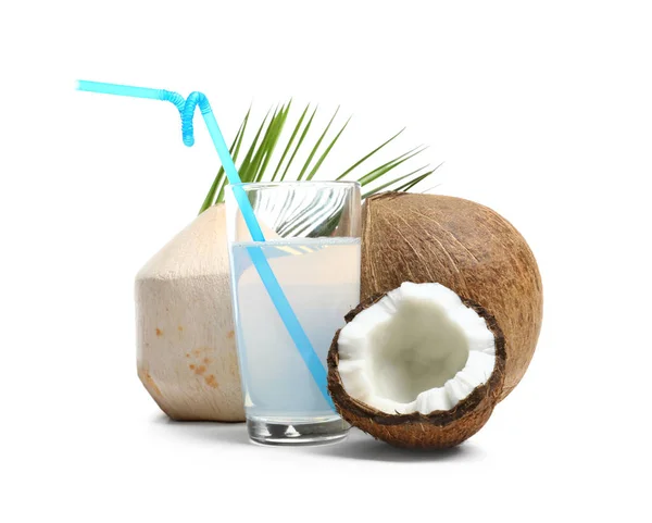 Sklo z kokosového mléka a ořechy na bílém pozadí — Stock fotografie