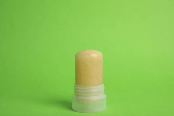 Natuurlijke Crystal aluin stick deodorant op groene achtergrond — Stockfoto