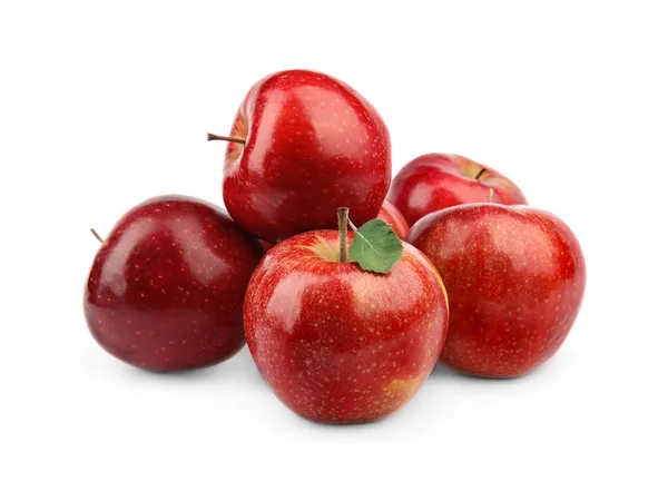 Apel merah matang dengan daun di latar belakang putih — Stok Foto