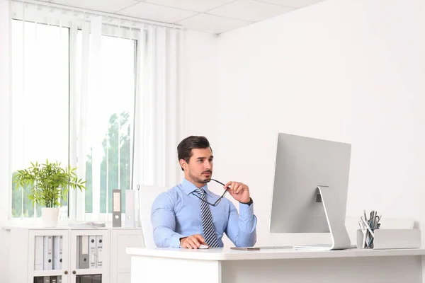 잘 생긴 젊은 남자 작업 와 컴퓨터 에 테이블 에 사무실 — 스톡 사진