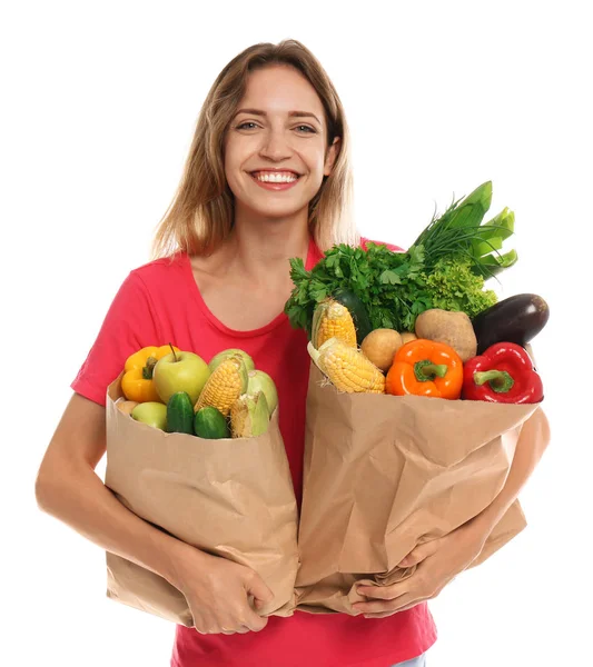 Mujer joven con bolsas de verduras frescas aisladas en blanco — Foto de Stock