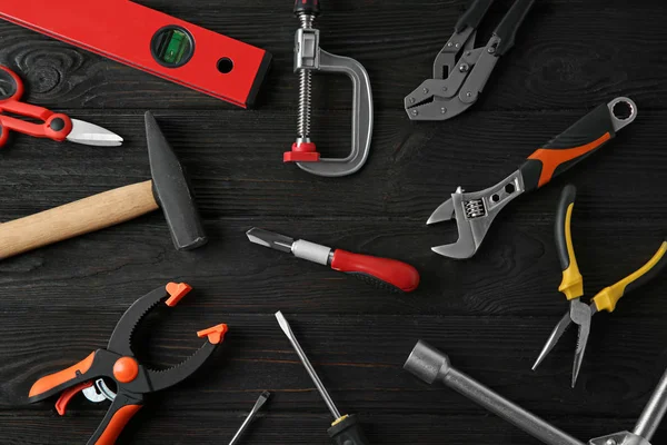 Set van reparatie tools op donkere houten achtergrond, platte lay — Stockfoto