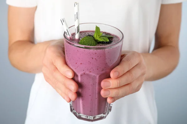 Junge Frau mit einem Glas leckerem Blackberry-Smoothie, Nahaufnahme — Stockfoto