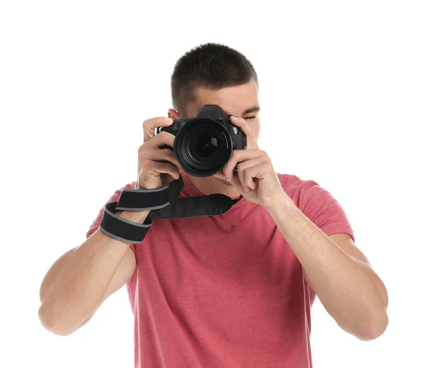 Joven fotógrafo profesional tomando fotos sobre fondo blanco —  Fotos de Stock