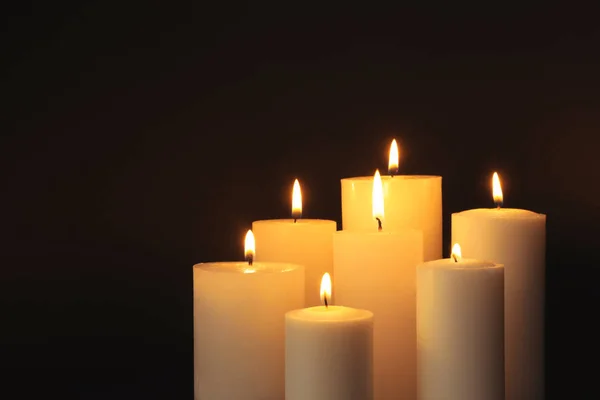 Hořící svíčky na tmavém pozadí, prostor pro text. Symbol smutku — Stock fotografie