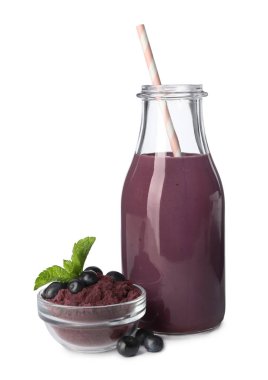 Beyaz arka plan üzerinde çilek ve toz ile acai içecek Cam şişe
