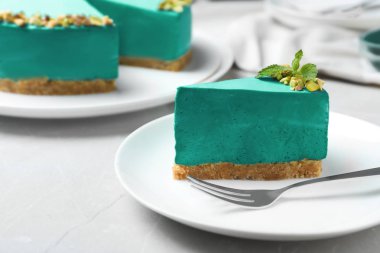 Lezzetli ev yapımı spirulina cheesecake hafif masada servis