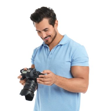 Beyaz arka plan üzerinde profesyonel kamera ile genç fotoğrafçı