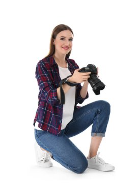 Beyaz arka planda modern kameraile profesyonel fotoğrafçı