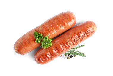 Beyaz arka planda lezzetli ızgara sosis, üst görünümü. Barbekü yemekleri