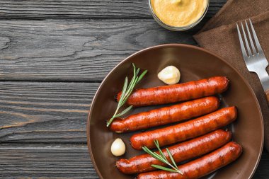 Koyu ahşap masa, metin için alan üzerinde lezzetli ızgara sosis ile Düz yatıyordu kompozisyon. Barbekü yemekleri