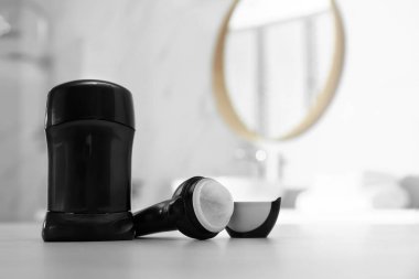 Banyoda masada farklı deodorantlar var. Metin için alan