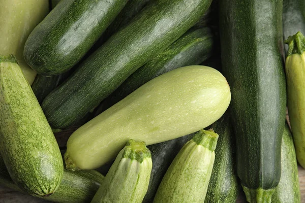 Draufsicht auf frische reife Zucchini als Hintergrund, Nahaufnahme — Stockfoto