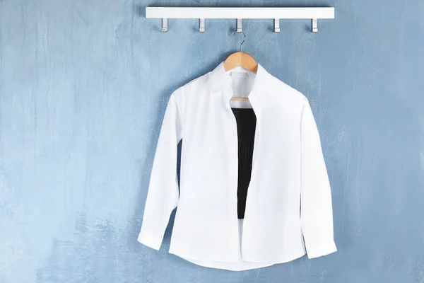 Camisa colgando de la pared azul. Uniforme escolar — Foto de Stock