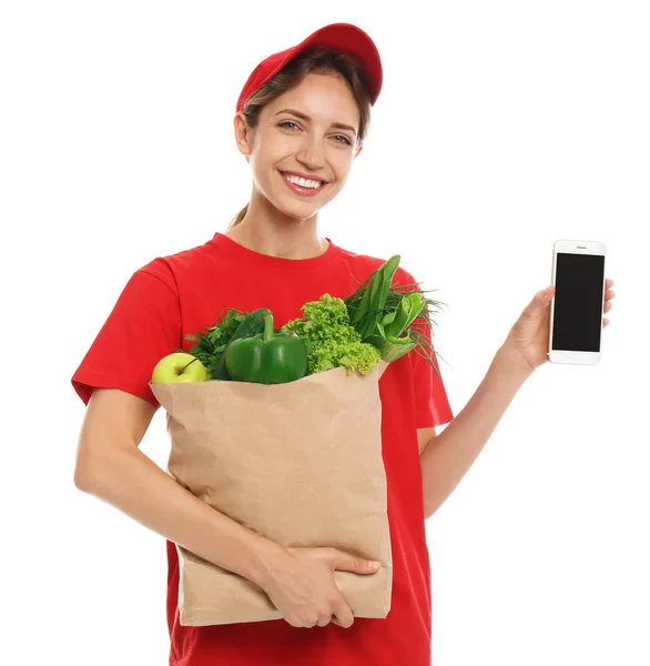 Entrega mujer con bolsa de verduras frescas y teléfono inteligente sobre fondo blanco, maqueta para el diseño —  Fotos de Stock