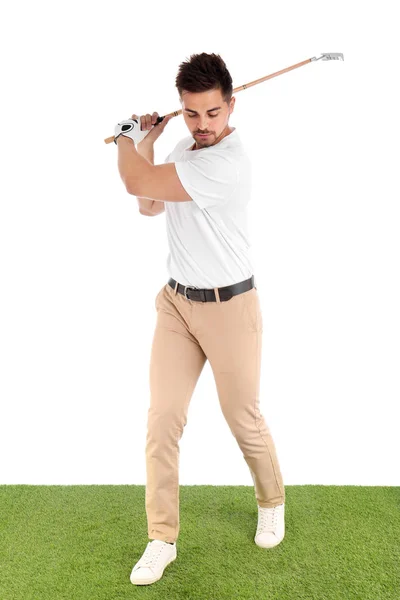 Jovem jogando golfe no campo contra fundo branco — Fotografia de Stock