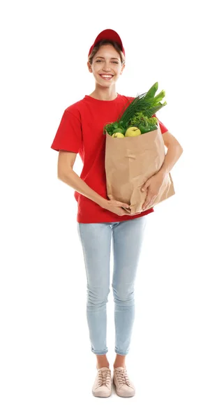 Mulher de entrega com saco de legumes frescos no fundo branco — Fotografia de Stock