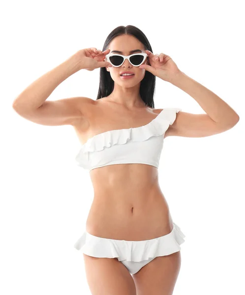 Mooie jonge vrouw in stijlvolle bikini met zonnebril op witte achtergrond — Stockfoto