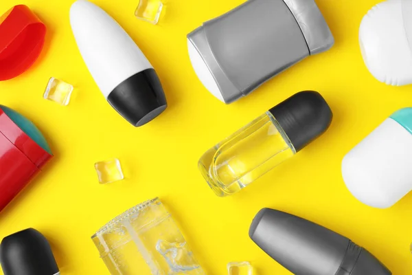 Platte lay compositie met verschillende mannelijke deodorants op gele achtergrond — Stockfoto
