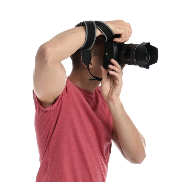 Junger professioneller Fotograf fotografiert auf weißem Hintergrund — Stockfoto