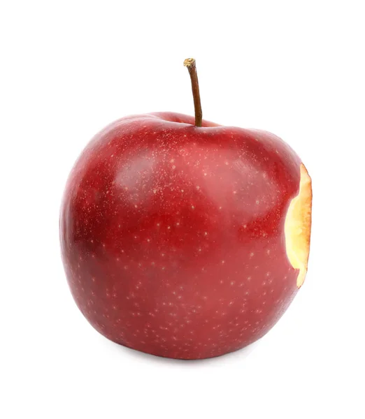 Pomme rouge juteuse mûre avec marque de morsure sur fond blanc — Photo