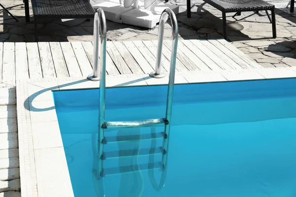 현대 단계 사다리 야외 수영장 — 스톡 사진