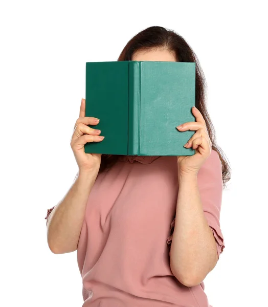 Reife Frau liest Buch auf weißem Hintergrund — Stockfoto