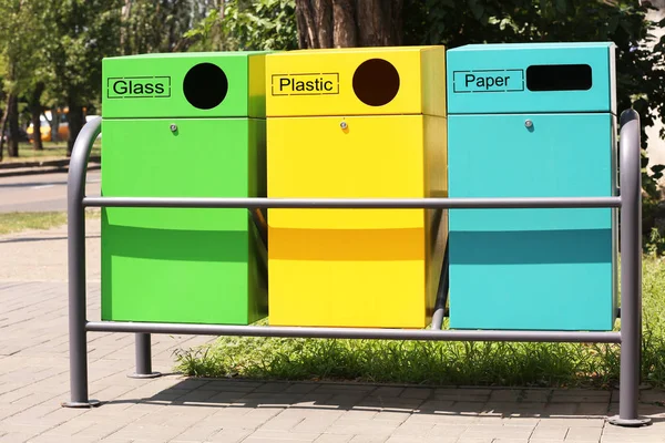 Caixotes de triagem de resíduos na rua da cidade. Conceito de reciclagem — Fotografia de Stock