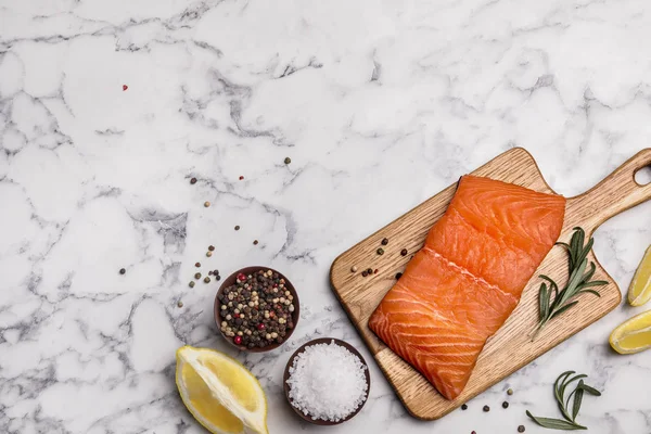 Flache Liegekomposition mit Lachsfilet auf Marmortisch. Raum für Text — Stockfoto