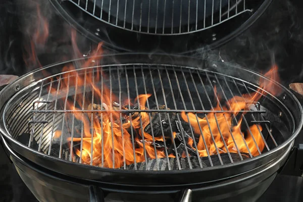 Nova churrasqueira moderna com lenha em chamas, close-up — Fotografia de Stock