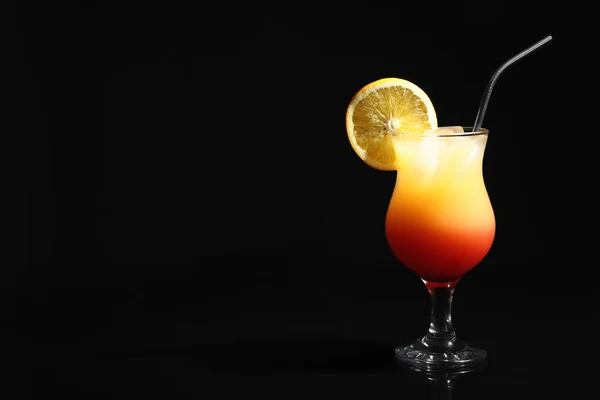 Gerade gemacht appetitliche Cocktail-Sex am Strand, schwarzer Hintergrund. Raum für Text — Stockfoto