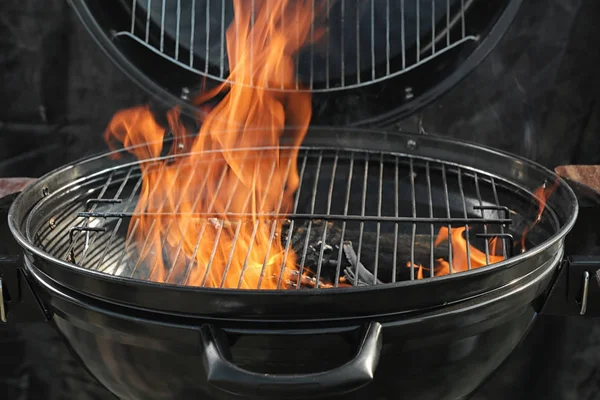 Yanan odun ile yeni modern barbekü ızgara, closeup