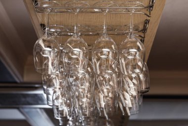 Çubuk raflar üzerinde boş temiz gözlük seti