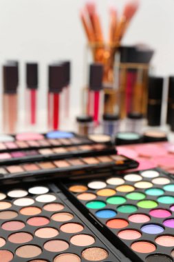 Masada farklı profesyonel makyaj ürünleri seti