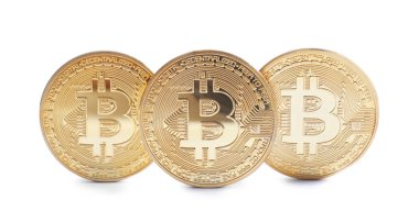 Beyaz üzerinde izole Bitcoins satır. Dijital para birimi