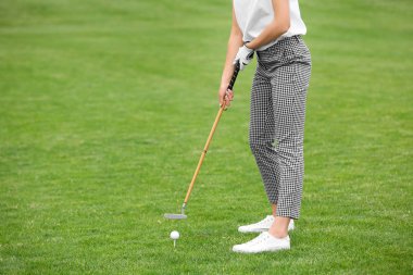 Yeşil sahada golf oynayan kadın. Spor ve eğlence