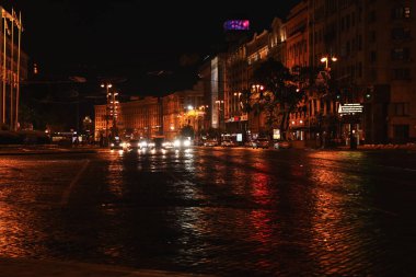 Kiev, Ukrayna - 21 Mayıs 2019: Işıklı binalar ve sokak trafiği ile gece şehir manzarası