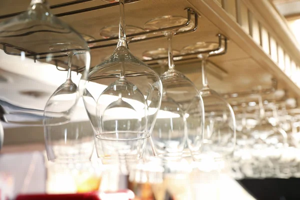 Набор пустых чистых стаканов на стойках бара — стоковое фото