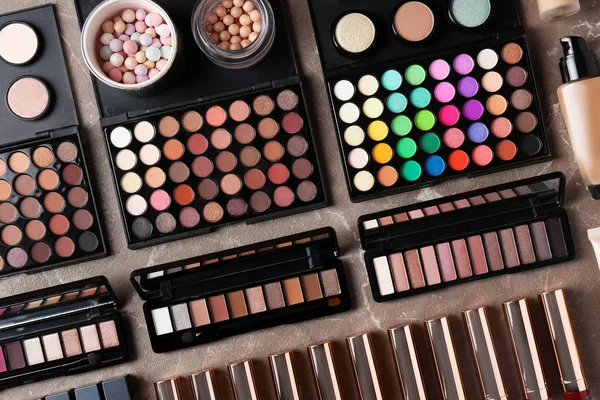 Set van verschillende professionele make-up producten op tafel, platte lay — Stockfoto
